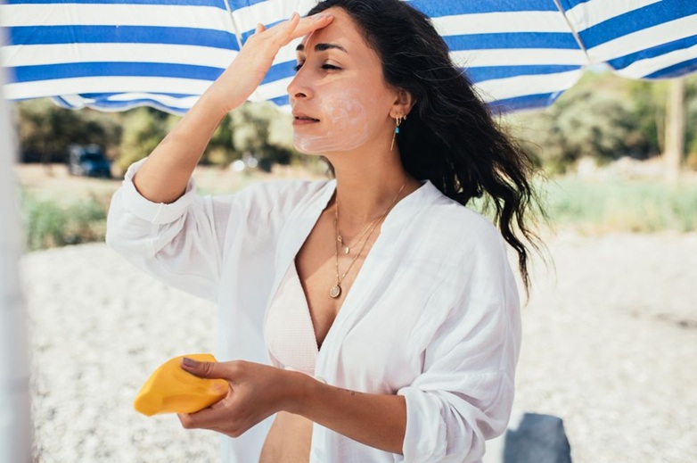 Victoria Trasmonte, experta en medicina estética, explica por qué las manchas de la piel empeoran en verano, en la revista diez minutos
