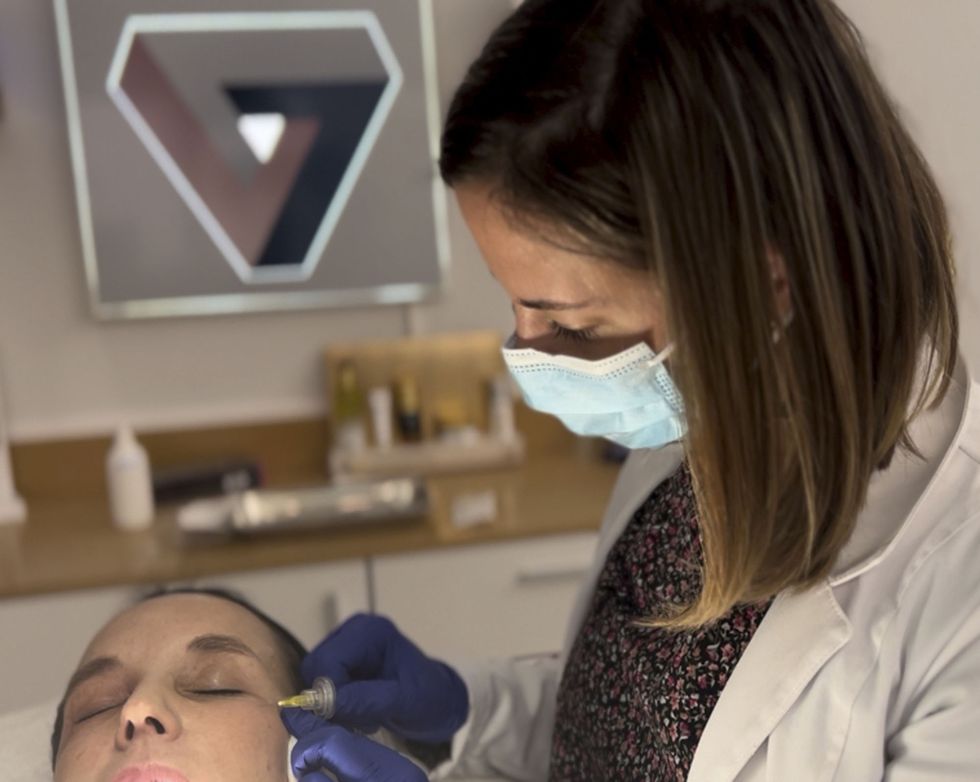 La doctora Trasmonte realizando un tratamiento de ojeras con carboxiterapia