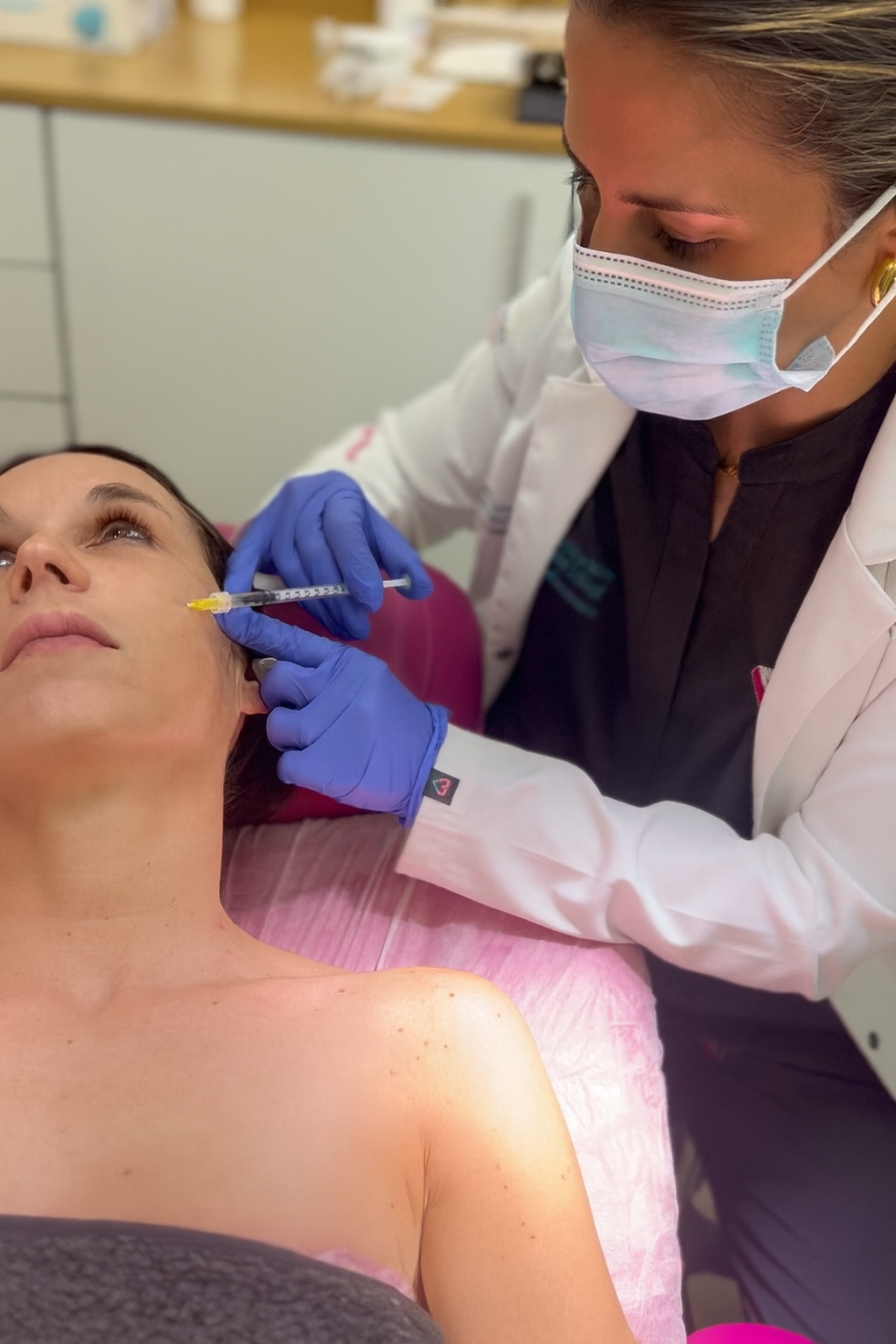 Doctora Trasmonte realizando el tratamiento plasma rico en plaquetas facial