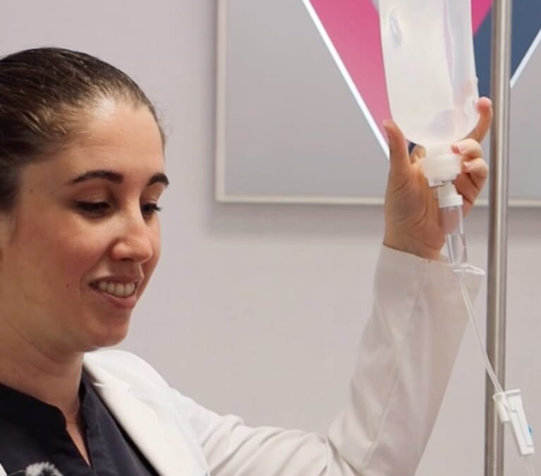 Doctora administra sueroterapia postoperatoria en la consulta de la doctora Trasmonte