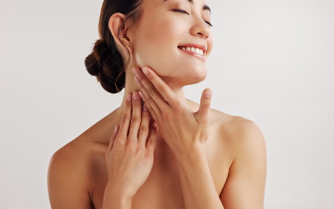 Mujer con piel luminosa y aspecto saludable tocando su rostro, imagen que ilustra el efecto buena cara recomendado por la Dra. Trasmonte en Diez Minutos