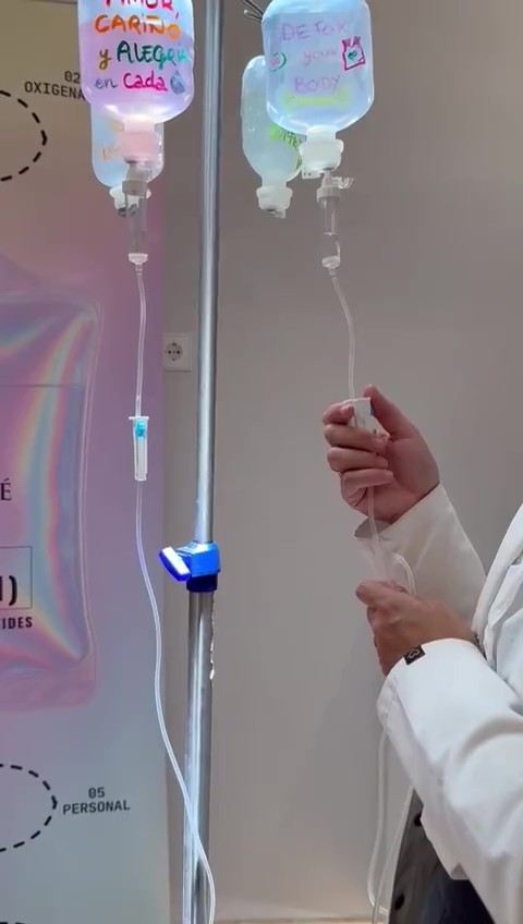 Sueros personalizados durante una sesión de sueroterapia, supervisados por personal sanitario en consulta médica de la doctora Trasmonte