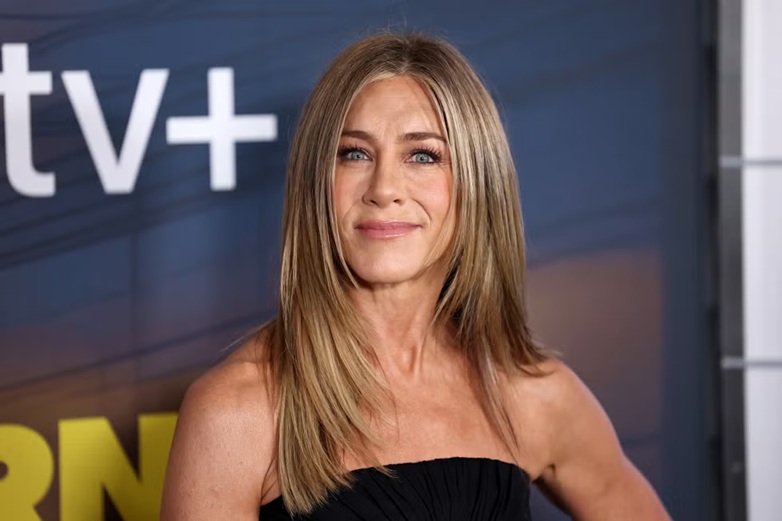 Jennifer Aniston, actriz, en alfombra roja con look natural y piel luminosa, imagen relacionada con el efecto buena cara y tendencias de medicina estética en eventos y galas