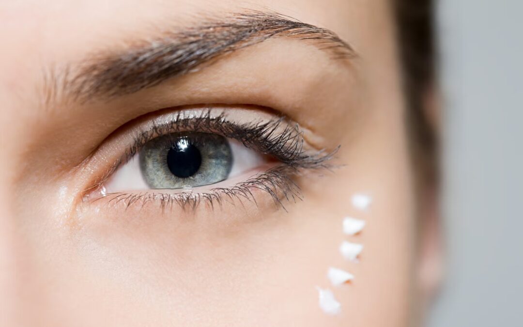 Primer plano de ojo con crema en el contorno ocular, tratamiento para rejuvenecer la mirada y mejorar la zona de las ojeras y arrugas