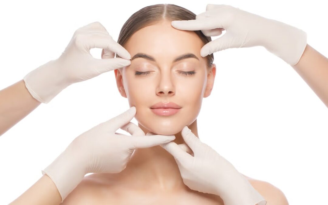 Evaluación facial en consulta de medicina estética, imagen relacionada con tratamientos estéticos y análisis de técnicas obsoletas frente a resultados naturales y personalizados