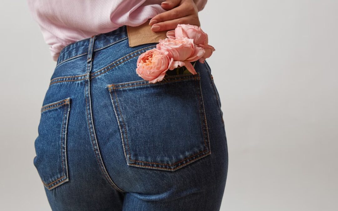 Mujer con vaqueros resaltando glúteos firmes, imagen relacionada con tratamientos de medicina estética para recuperar volumen y mejorar la forma de los glúteos