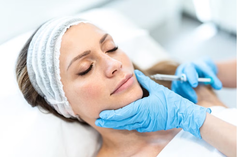 Aplicación de tratamiento estético inyectable en rostro en consulta médica, imagen relacionada con técnicas faciales y actualización frente a procedimientos obsoletos