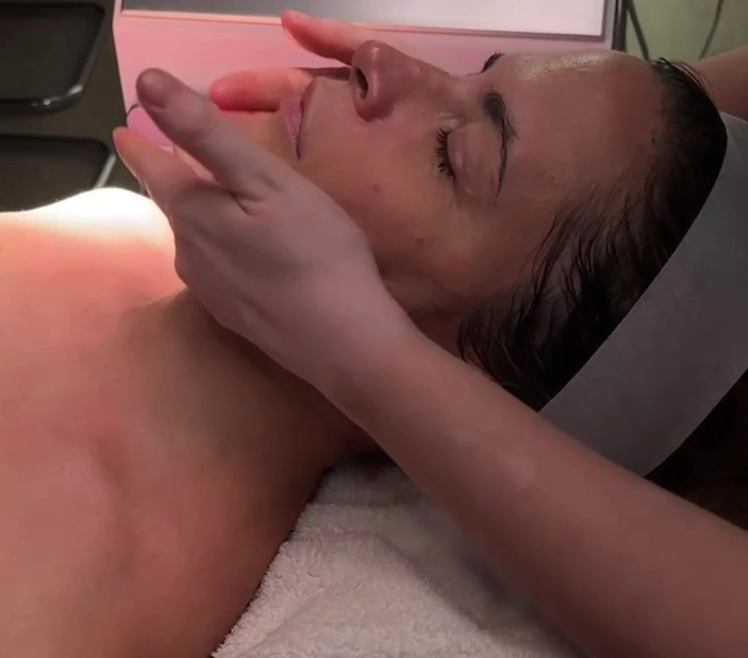 Masaje facial durante una limpieza facial profesional para estimular la circulación y mejorar la absorción de los activos cosméticos.