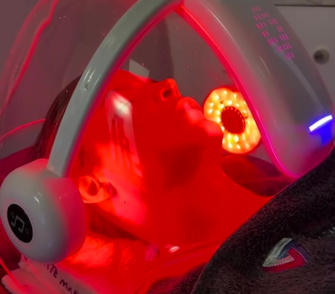 Sesión de oxigenoterapia al finalizar una limpieza facial profesional para revitalizar, hidratar y aportar luminosidad a la piel.