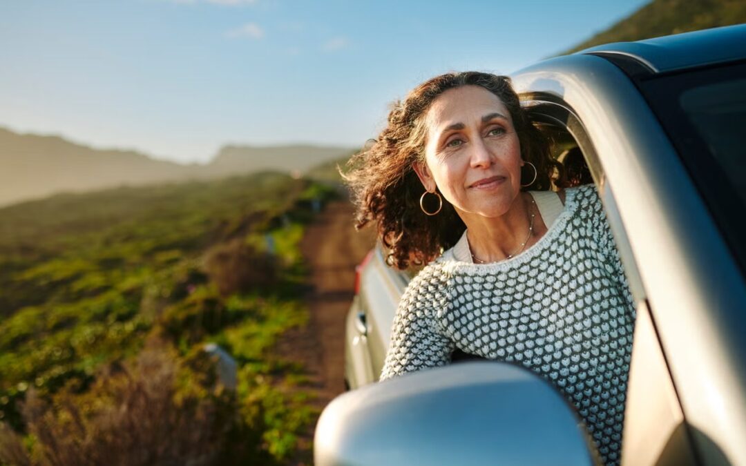 Mujer durante un viaje en coche: cómo cuidar la piel antes y después de viajar, según la doctora Trasmonte.