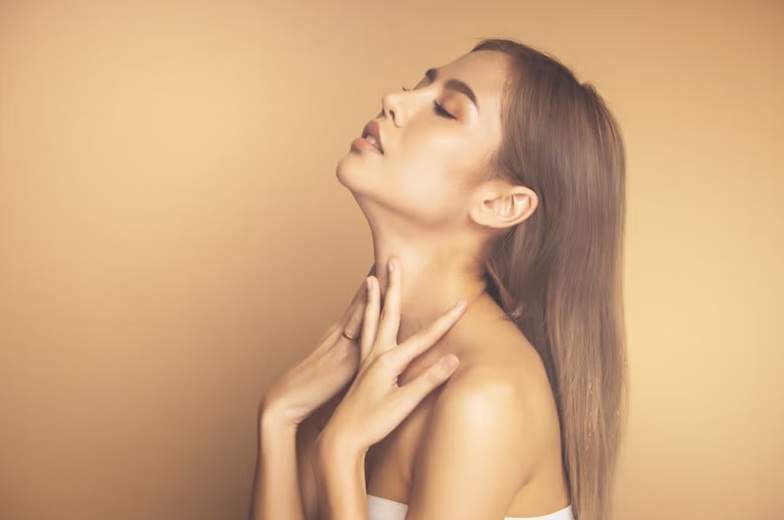 Mujer mostrando el cuello, una zona clave en el cuidado facial y los tratamientos de medicina estética para prevenir el envejecimiento.