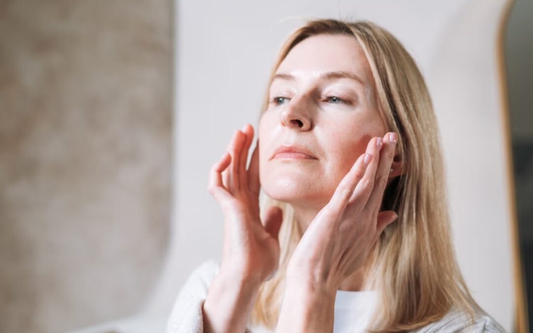 Mujer cuidando la piel del rostro, relacionada con los tratamientos de belleza y la plasmaféresis para rejuvenecer la piel.