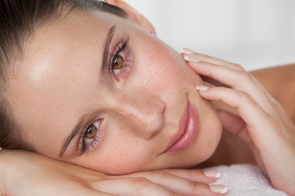 Mujer con piel luminosa y cuidada, concepto de belleza y longevidad premium vinculado a la plasmaféresis.