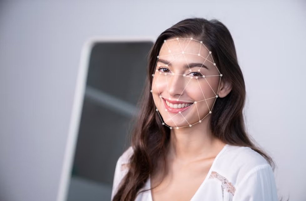Mujer con análisis facial mediante inteligencia artificial, ilustración de los resultados generados por IA y su fiabilidad en los tratamientos de medicina estética.